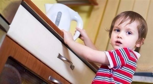 هكذا تتصرف عند انسكاب سائل حار على طفلك