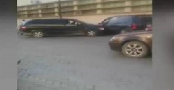 بالفيديو.. ماذا فعلت امرأة وجدت حبيبها السابق مع أخرى بسيارته