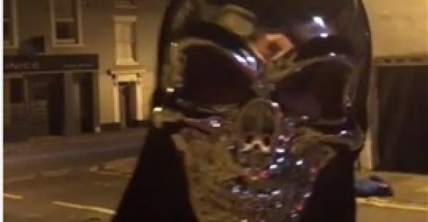 بالفيديو.. شاب يرتدي ملابس سوداء ينفذ مقلبا مرعبا في المارة بالشارع