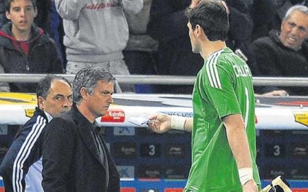 مورينيو يتجاهل ايكر كاسياس (صورة)