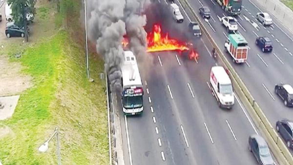 لحظة اشتعال النيران في حافلة على طريق سريع في الأرجنتين(فيديو)