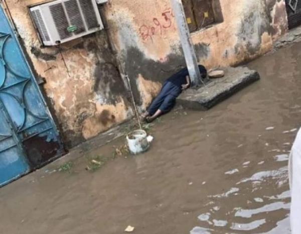 مؤلم... ثلاثيني ينتحر بالشارع بطريقة صدمت المواطنين ونقل جثته لمستودع الأموات