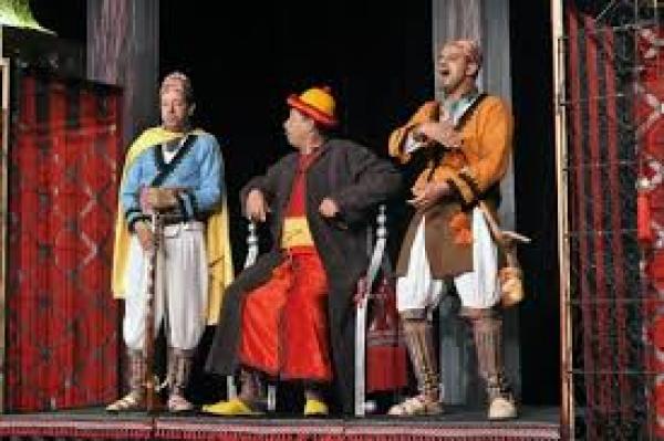 الممثل جواد العلمي: "آش داني" كوميديا متميزة تعالج موضوع السلطة في تجلياتها المختلفة