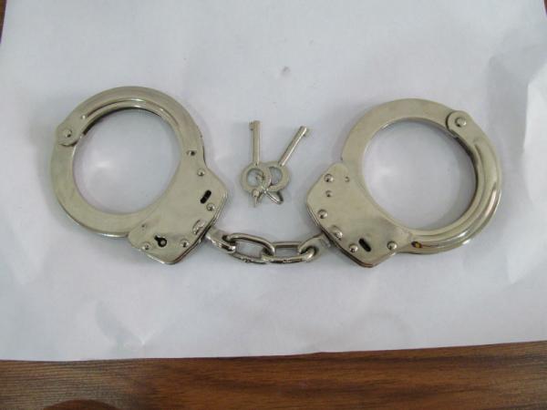 القبض على ستيني بهذه المدينة يبيع ويشتري في الأصفاد المهربة