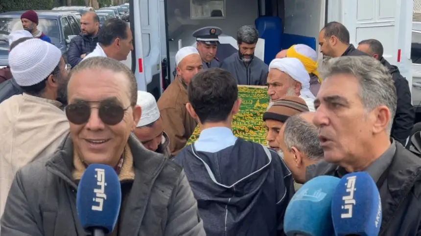 لحظة وصول جثمان الفنان عبد الهادي بلخياط إلى منزله وسط شهادات مؤثرة للغاوي ونعمان لحلو