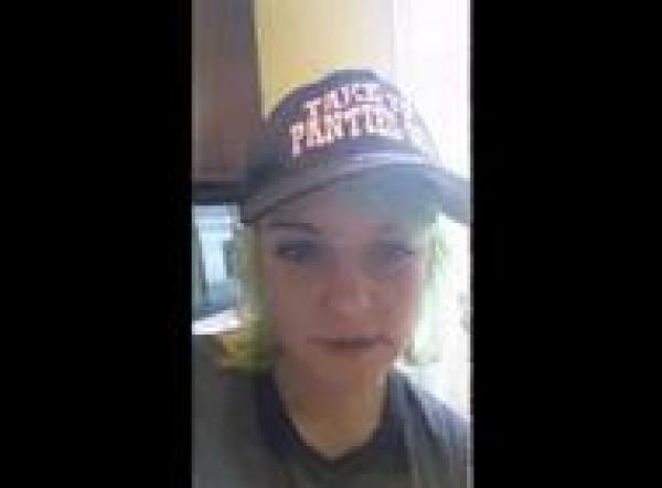 بالفيديو: فتاة عشرينية تخرج عنكبوتاً من فمها