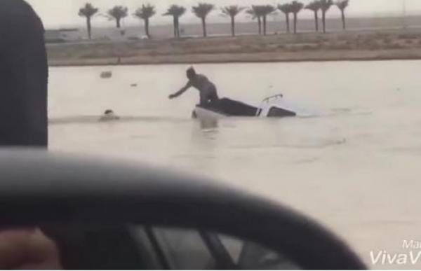 بالفيديو: لحظة غرق رجل داخل سيارته بسبب السيول في السعودية