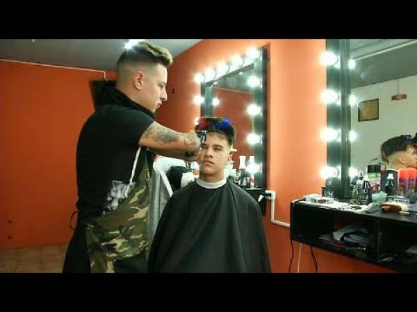 شاهد: أرجنتيني وُلد مبتور اليدين فصار من أبدع حلاقي بوينس أيرس …