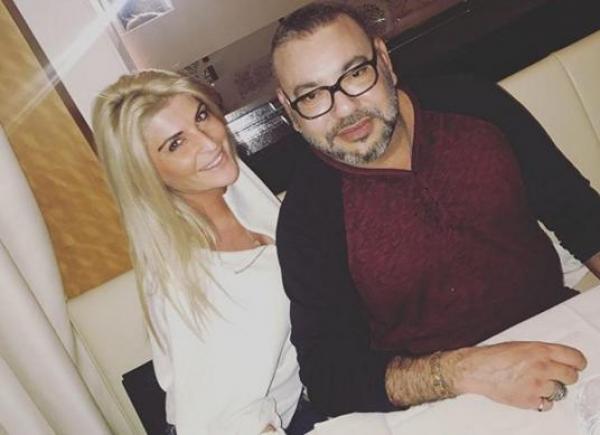 بالصورة .. من تكون الحسناء التي تناول معها الملك وجبة العشاء