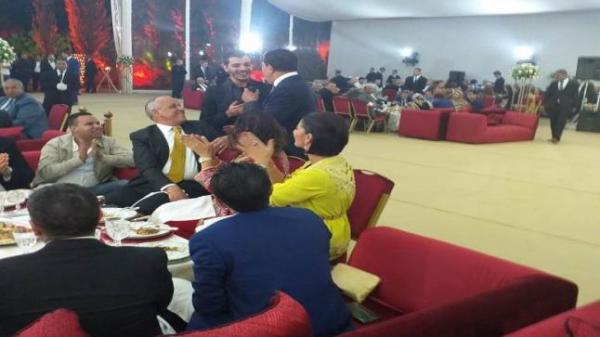 بالفيديو... الوزير السابق محمد مبديع يرقص مع الفنان الشعبي عبد المغيث في عرس ابنه الأسطوري