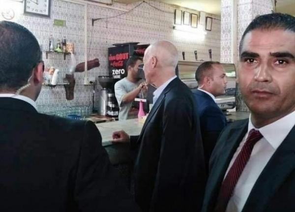 بعد يوم من انتخابه.. رئيس تونس "قيس سعيد" يحافظ على عاداته ويحتسي القهوة وسط الشعب (صور)