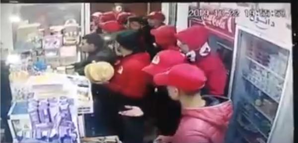 فيديو يرصد بعض الجماهير الودادية وهي تقوم بسرقة إحدى المحلات التجارية بوجدة