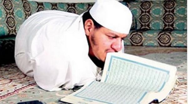 معاق يمشي على بطنه يقلب المصحف بأسنانه ويحفظه كاملاً