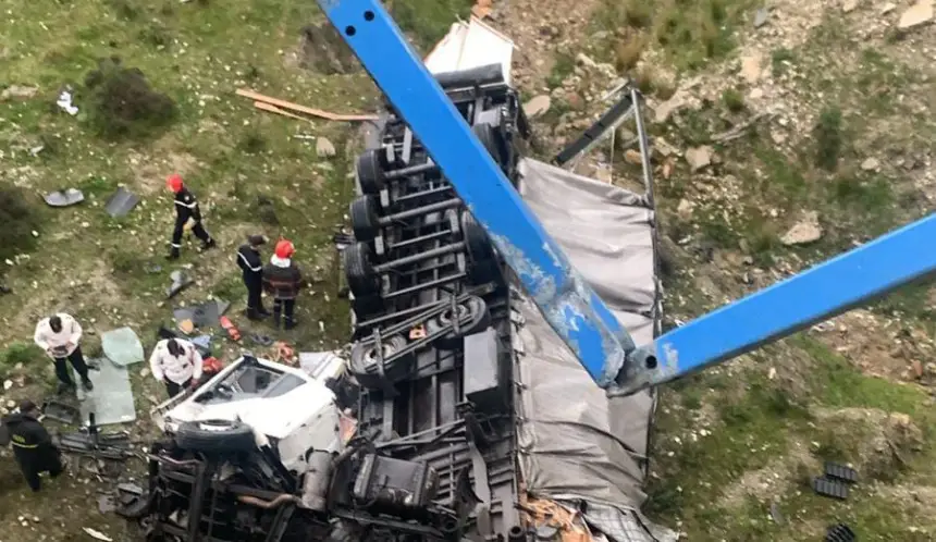 مصرع سائق شاحنة في انقلاب مروّع من أعلى قنطرة القصر الصغير(صور)