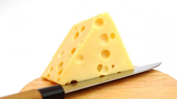 اكتشف سر الثقوب في الأجبان السويسرية