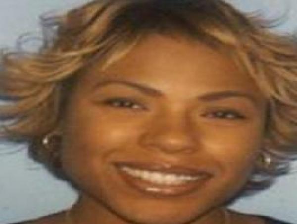 المدعية على ستروس - كان مسلمة محجبة تعيش متخفية