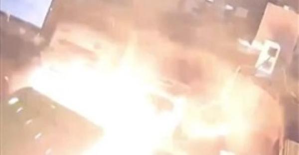 بالفيديو والصور.. لحظة انفجار هاتف آي فون في يد عامل