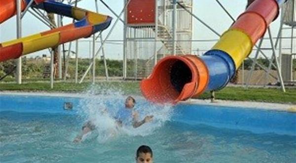 لماذا تحمرّ العين بعد الخروج من حمّام السباحة؟