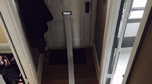 عائلة تمازح ساعي بريد برسالة طولها عدة أمتار