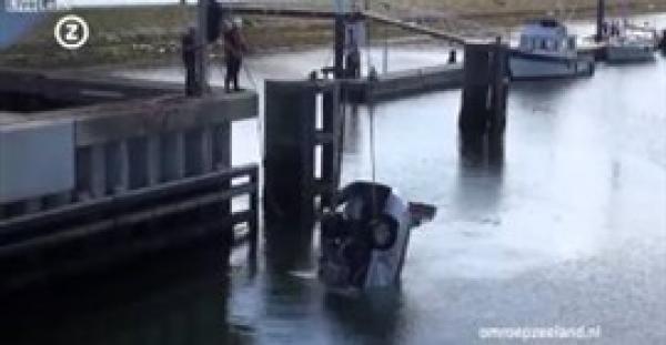 بالفيديو.. لحظة سقوط سيارة من أعلى جسر متحرك