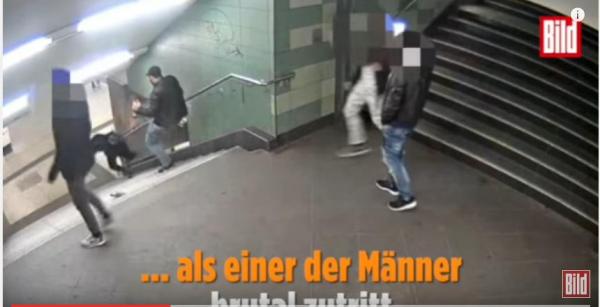 شاب يرمي فتاة بوحشية من أعلى الدرج و الشرطة تحقق بالحادث (فيديو)