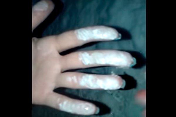 بالفيديو:  طلاء الثلوج باللون الأبيض لإخفاء التلوث الشديد في هذه المدينة