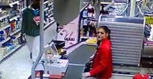 بالفيديو.. بائعة تلقن «حرامي» حاول سرقة محلها «علقة ساخنة»