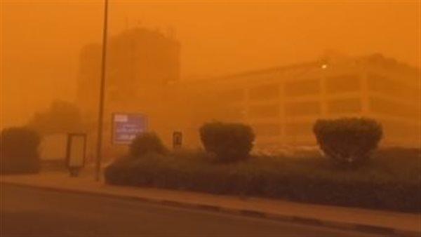 لحظة اجتياح عاصفة ترابية عنيفة سماء الكويت(فيديو)