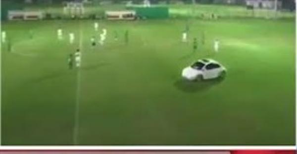 مشجع مجنون يقتحم ملعب كرة إماراتيًا بسيارته (فيديو)