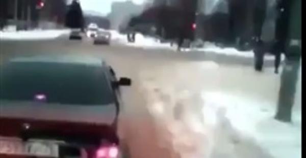 بالفيديو.. حادث تصادم بين سيارة إسعاف والمريض يطير في الهواء