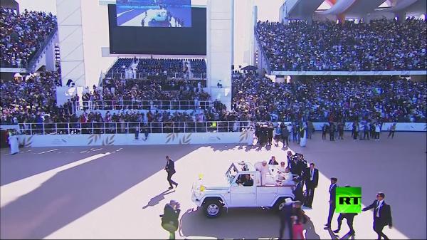 طفلة تهجم باتجاه مركبة البابا في الإمارات.. شاهد ماذا حصل؟