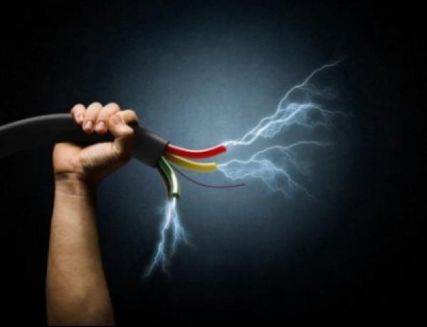 التحقيق في مزاعم تعرض تلميذة للصعق بالكهرباء من طرف مدير مدرسة ببني ملال