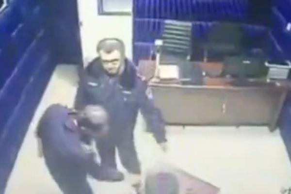 بالفيديو: متهم يتغلب على 3 ضباط شرطة في غرفة التحقيق