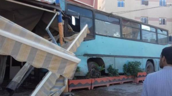 نجونا من مأساة جديدة...حافلة تحطم سيارة وتقتحم مقهى بشكل جنوني بإنزكان