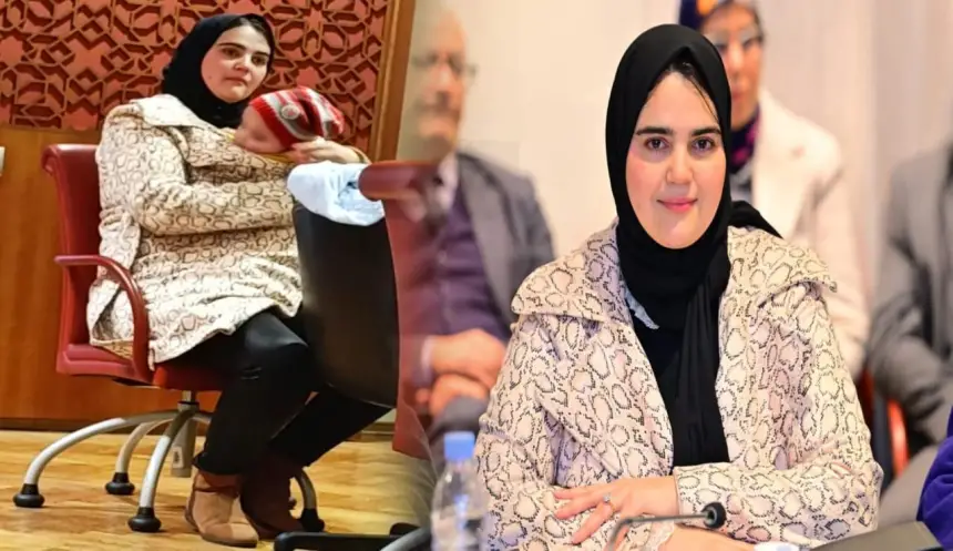 الجنة تحت أقدام الأمهات.. تسريب صورة مؤثرة للبرلمانية زينب السيمو أثناء حضورها لاجتماع داخل البرلمان