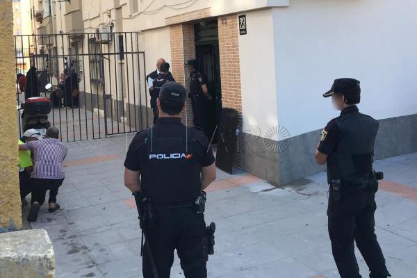 شُرطي اسباني من أصل عربي يطلق النار على زوجته وينتحر في منزله بسبتة المحتلة (فيديو)