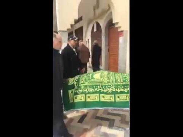 مكناس: الممثل إدريس الروخ يودع والدته التي انتقلت الى مثواها الاخير