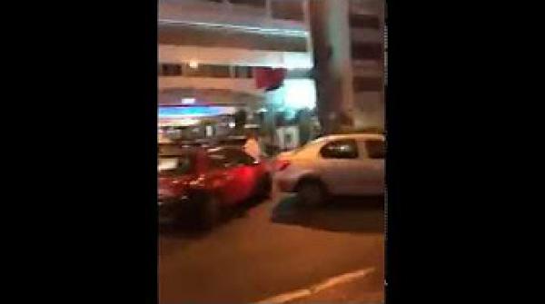 طاكسيات دارو الفوضى في شارع أنفا باش يحاصرو سيارة خدامة مع uber