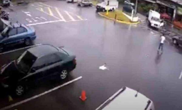 رضيع ينجو من موت محقق بعد انشغال أمه(فيديو)