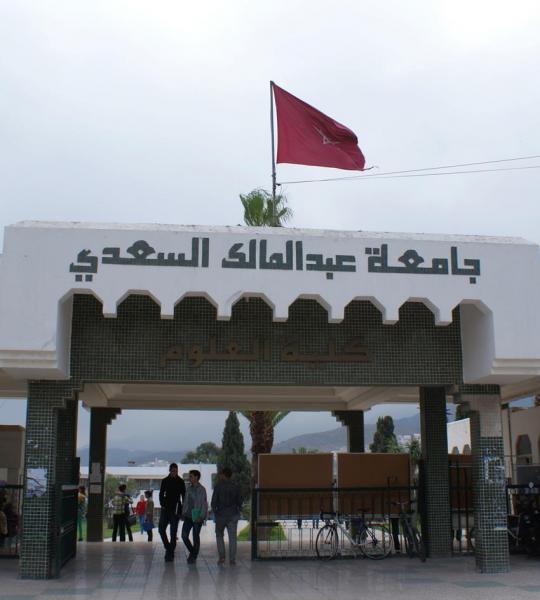 إصدار مذكرة الاعتقال في حق الأستاذ الجامعي بطل فضيحة "النقط مقابل الجنس" بكلية العلوم بتطوان