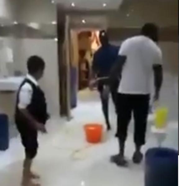 نجم ليفيربول سايدو ماني ينظف بيده أحد مساجد المدينة