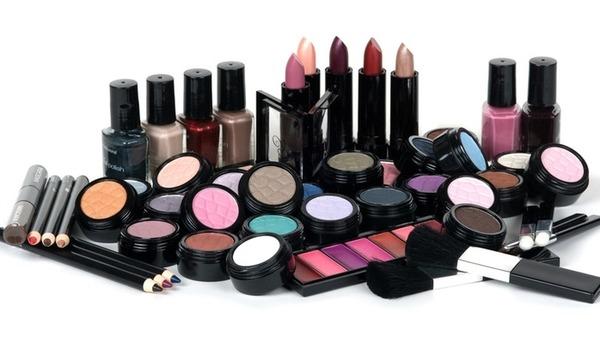 المغاربة يستهلكون "بنهم" مستحضرات التجميل والأثواب والأحذية والجواهر