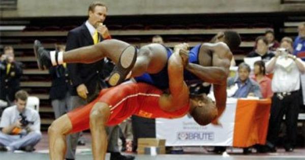 مصارع جورجى يسحب سيارة وزنها 8 أطنان بإحدى أذنيه