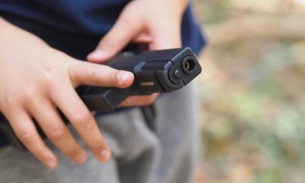 في حادث مروع...طفل في الثانية من عمره يقتل والدته على المباشر رميا بالرصاص