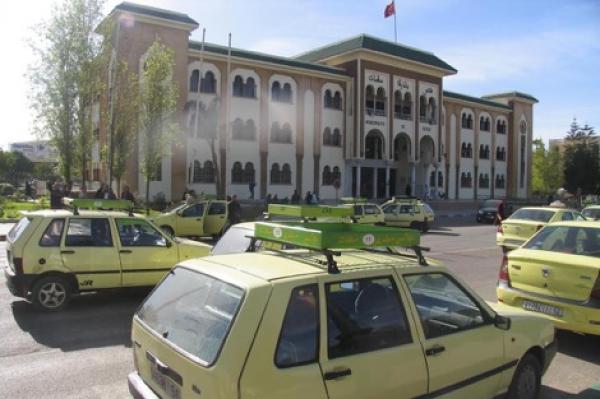 على طريقة" أفلام الأكشن" سرقة "طاكسي" والتخلص من سائقه و هذه هي التفاصيل