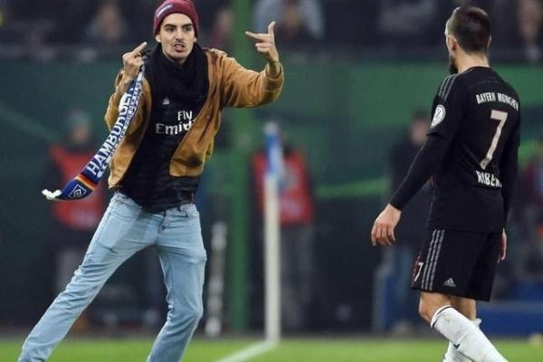 بالفيديو : هامبورغ يعتذر لريبيري بعد التصرف "الأحمق" لأحد مشجعيه