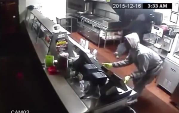بالفيديو: لصوص يفشلون في سرقة مطعم فيسخر منهم صاحبه