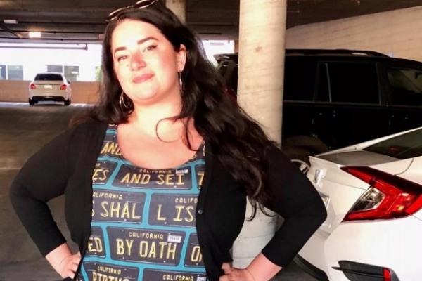 مصممة محترفة تبتكر ملابس لتضليل كاميرات المراقبة في الشوارع