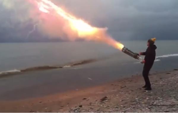 بالفيديو: رجل يطلق مئات الألعاب النارية في 45 ثانية