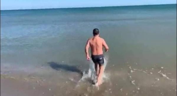 شخص "مريض" يجد ضالته في السباحة بمياه شاطئ مارتيل الباردة بعدما تعذر علاجه بمختلف الوصفات الطبية